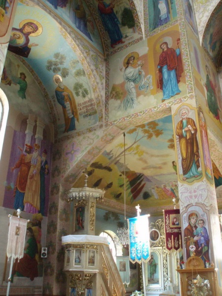 Церковні стіни вражають казковими  розписами диякона о.Івана Андрішко з села Приборжавське, які зроблені  у 1982-1983 роках у візантійському стилі