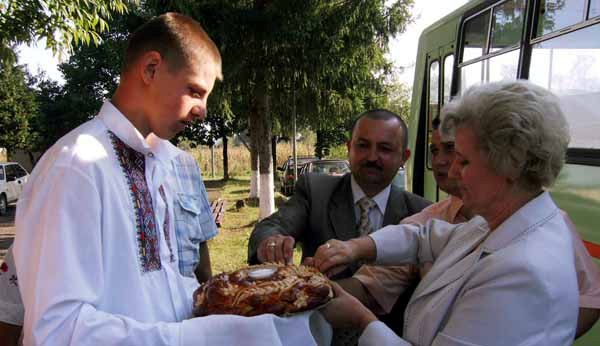 На закарпатській Тячівщині три школи отримали 1-го вересня шкільні автобуси 