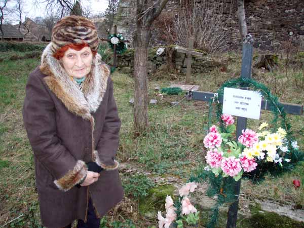 Анастасія Халахан біля могили своєї мамки