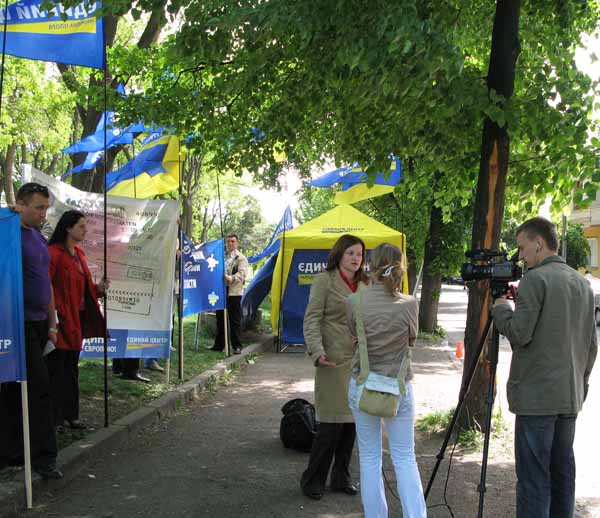 В Ужгороді Єдиний Центр під консульствами країн ЄС вимагав скасувати візові бар’єри для українців