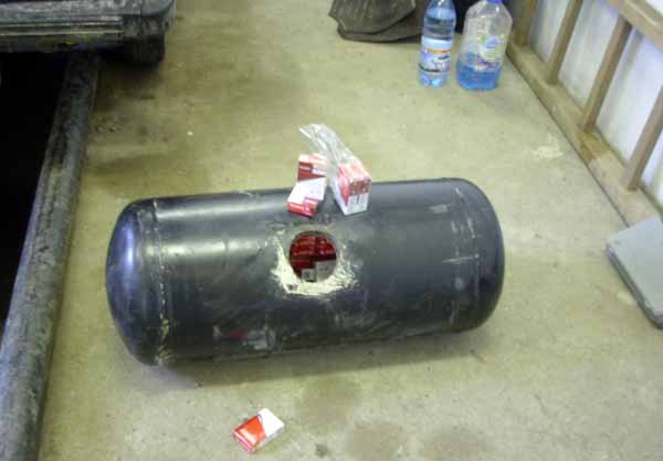 Закарпатські митники знайшли тайник з сигаретами у газовому балоні автомобіля