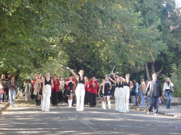 Ко Дню города в Ужгороде состоялось торжественное шествие и выступление духового оркестра и мажореток из Венгрии