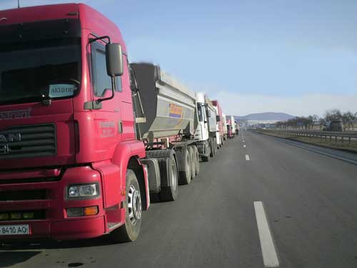 На в'їзді в Ужгород страйкують вантажоперевізники