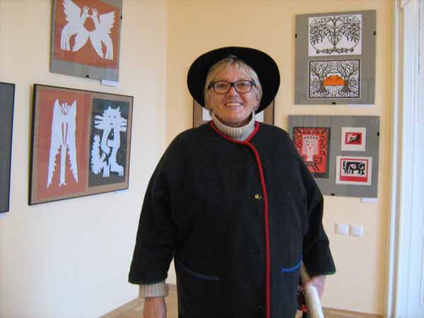 В Ужгороді відбулася персональна виставка Емми Левадської "Мереживо українських витинанок"