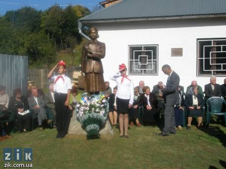 В закарпатской Колочаве открыли памятник "Вчительці з Вкрайіни"