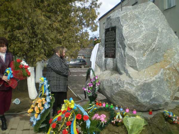В закарпатському селі Веряця  встановили пам'ятник героям Красного Поля