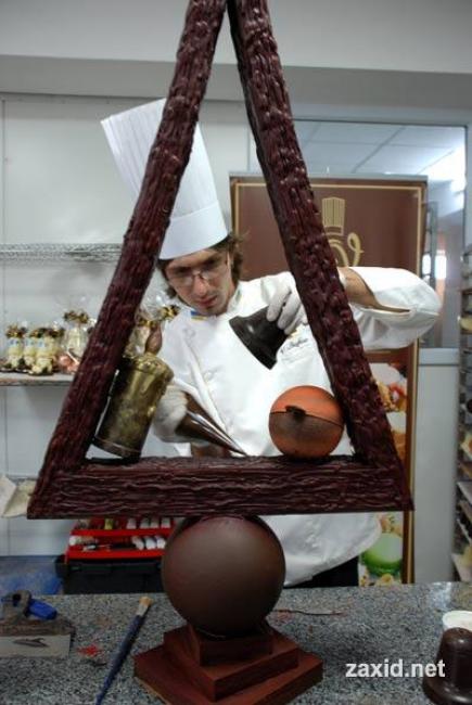 Ужгородський кондитер Валентин Штефаньо виготовив 20-кілограмову новорічну ялинку з шоколаду