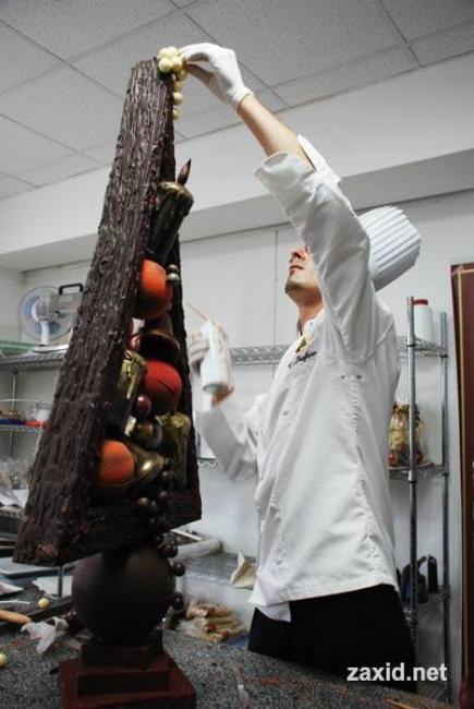 Ужгородський кондитер Валентин Штефаньо виготовив 20-кілограмову новорічну ялинку з шоколаду