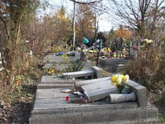 Мукачевские ромы устроили на кладбище сатанинский Хелловин (ФОТО)