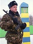 На Закарпатье в кустах пограничники нашли "ничейные" сигареты