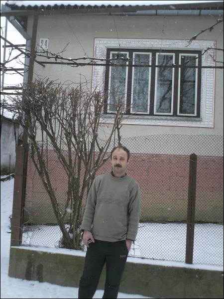 Сергей Басараб у своего дома, выставленного ”Приватбанком” на продажу