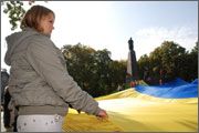 Закарпатцы развернули в Берестечке самый большой украинский флаг