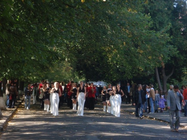Ко Дню города в Ужгороде состоялось торжественное шествие и выступление духового оркестра и мажореток из Венгрии (ФОТО)