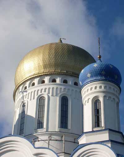 Крестовоздвиженский собор в центре Ужгорода - самый большой на Закарпатье. Сильный ветер сорвал 8-метровый крест на куполе