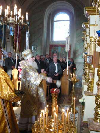 Закарпатье: В павославной церкви села Веряця освятили новый иконостас (ФОТО)