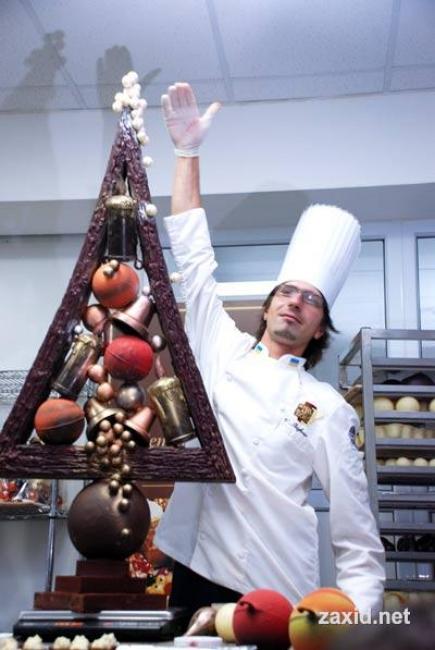 Ужгородский кондитер Валентин Штефаньо изготовил 20-килограммовую новогоднюю елку из шоколада (ФОТО)
