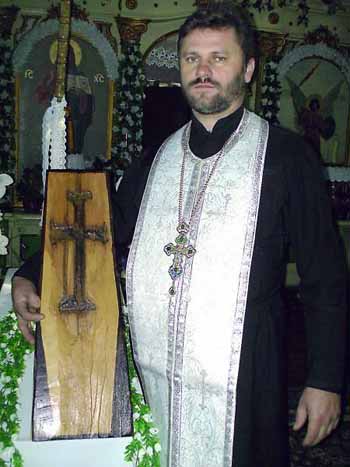 Святослав Софилканич, настоятель церкви Рождества Пресвятой Богородицы, в селе Брестов на Закарпатье показывает бук, внутри которого проступило изображение креста