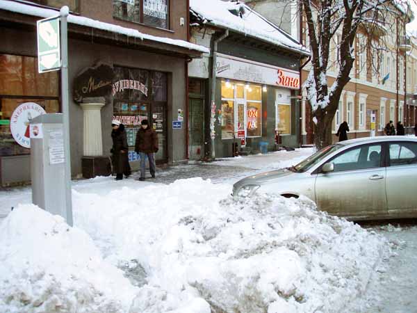 В Ужгороде платные парковки не считают нужным даже почистить снег (ФОТО)