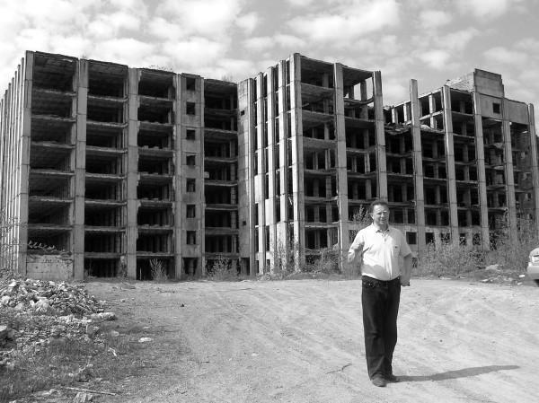 Сельский голова Пистрялова Мукачевского района Закарпатской области Иван Бисага стоит возле здания бывшей радиолокационной станции