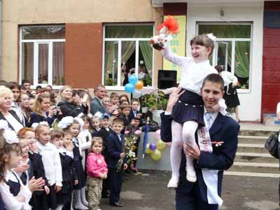 Последний звонок на Закарпатье праздновали более 11 000 школьников