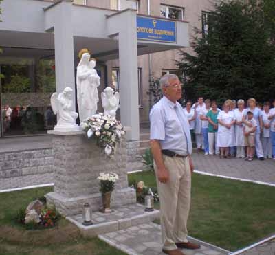 В Мукачевской больнице открыли скульптурную композицию Богородицы с младенцем