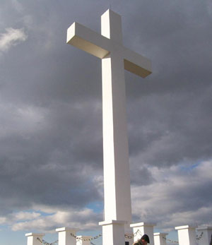 Закарпаття:  На горі Керек височіє один із наймогутніших хрестів у світі