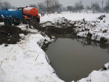 До закарпатського села, забрудненого аварією на продуктопроводі, вже проклали кілометр водопроводу