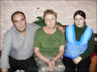 У смерті Романа Ходжаніязова його батько Петро (ліворуч), мати Марія (в центрі) та вагітна дружина Оксана звинувачують лікарів