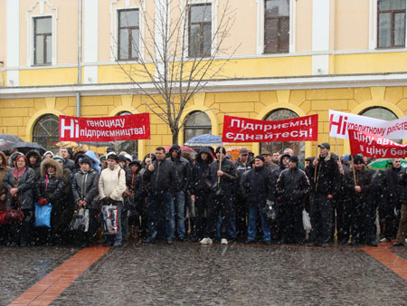 На мітингу в закарпатському Мукачеві підприємці вимагали зупинити наростаючу кризу