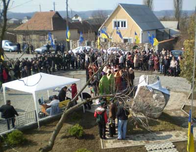В закарпатському селі Веряця  встановили пам'ятник героям Красного Поля (ФОТО)