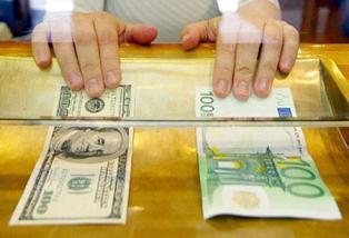 Гривня зміцнюється по відношенню до долара та євро