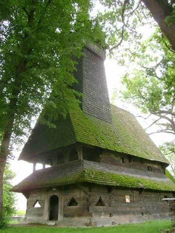 Країна дерев'яних скарбів: чому в Україні зникають дерев'яні церкви?