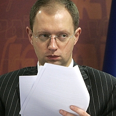 Яценюк вважає, що Ратушняк  порушив п'ять статей Кримінального кодексу. Звернення