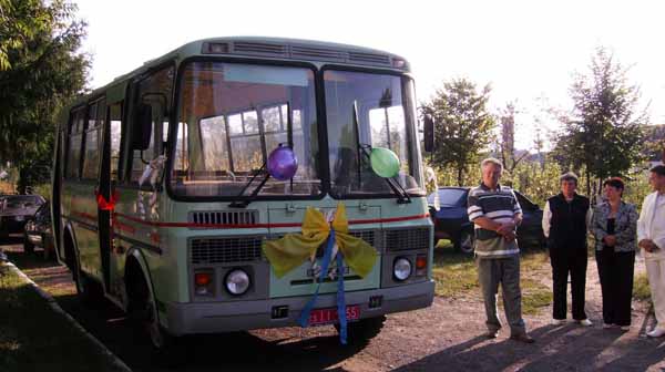 На закарпатській Тячівщині три школи отримали 1-го вересня шкільні автобуси (ФОТО)