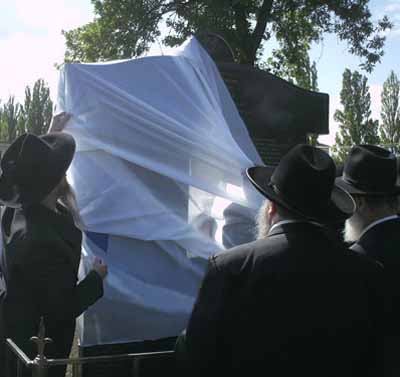 Пам'ятник жертвам Голокосту в Ужгороді відкрили без Ратушняка (ФОТО)