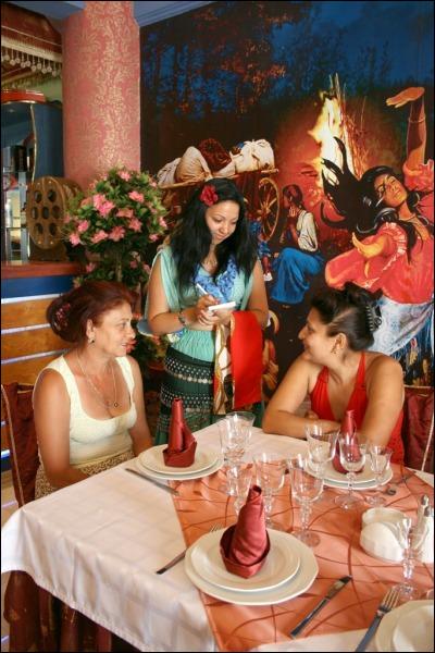 Офіціантка Чілла Горват в ужгородському ресторані "Романі Яг" приймає замовлення у відвідувачів