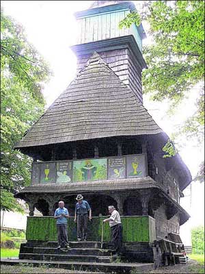 Селяни закарпатської Дешковиці передумали передавати до Ужгорода свою дерев'яну церкву