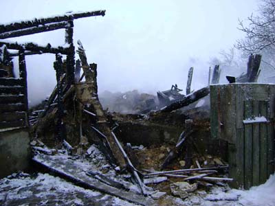 На закарпатській Рахівщині вогонь знищив дерев'яний будинок і господарську будівлю