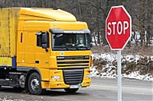 На кордоні в Закарпатті затримали вантажівку з причіпом, яку хотіли ввезти за заниженою ціною