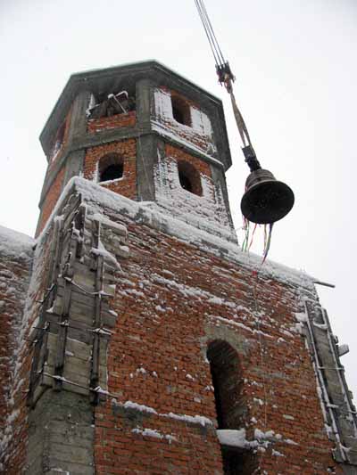 В Ужгороді, у майбутньому Свято-Троїцькому храмі освятили і встановили три дзвони (ФОТО)