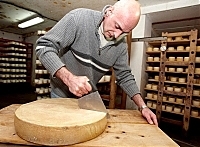 Колишній вчитель математики варить закарпатський сир за швейцарською технологією 