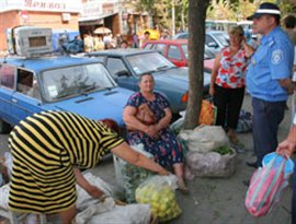 В Ужгороді влада з міліцією почали ганяти вуличних торгівців