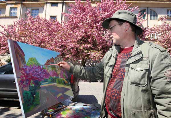 В Ужгороді продали 20 сакур, що за один день розцвіли на полотнах крайових художників