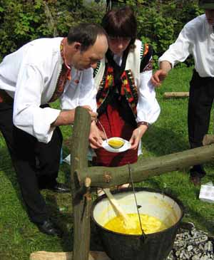 На закарпатському фестивалі встановили рекорд одночасного приготування гуцульського баноша 