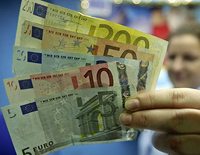 Торги на міжбанку закрилися в діапазоні 7,9245-7,9255 грн/дол., євро - 9,7594-9,7646 грн/євро.