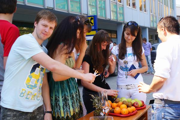 Студенти ЗакДУ провели акцію "Сигаретам на заміну - фрукти-вітаміни!" (ФОТО)