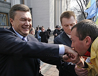 Закарпаття: До анонсованого приїзду Януковича Ледида прагне здобути реальну владу в судах