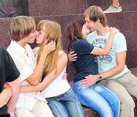 Цілуватися у Всесвітній день поцілунків в Ужгороді вийшли 100 пар