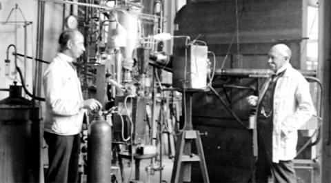 Камерлінг-Оннес в лабораторії низьких температур Лейденського університету (квітень 1911 року)
