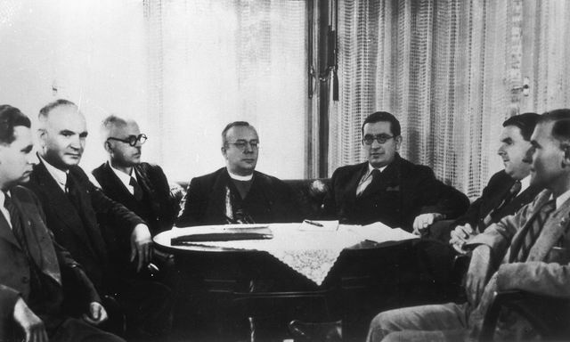 Уряд Карпатської України на чолі з Авґустином Волошином (четвертий ліворуч)